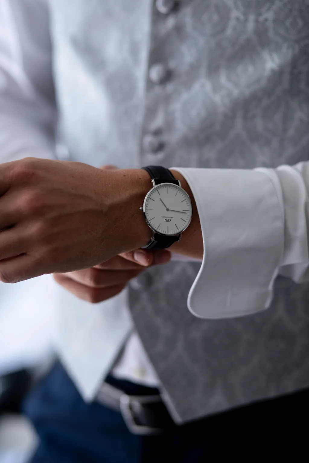Une personne ajuste sa montre