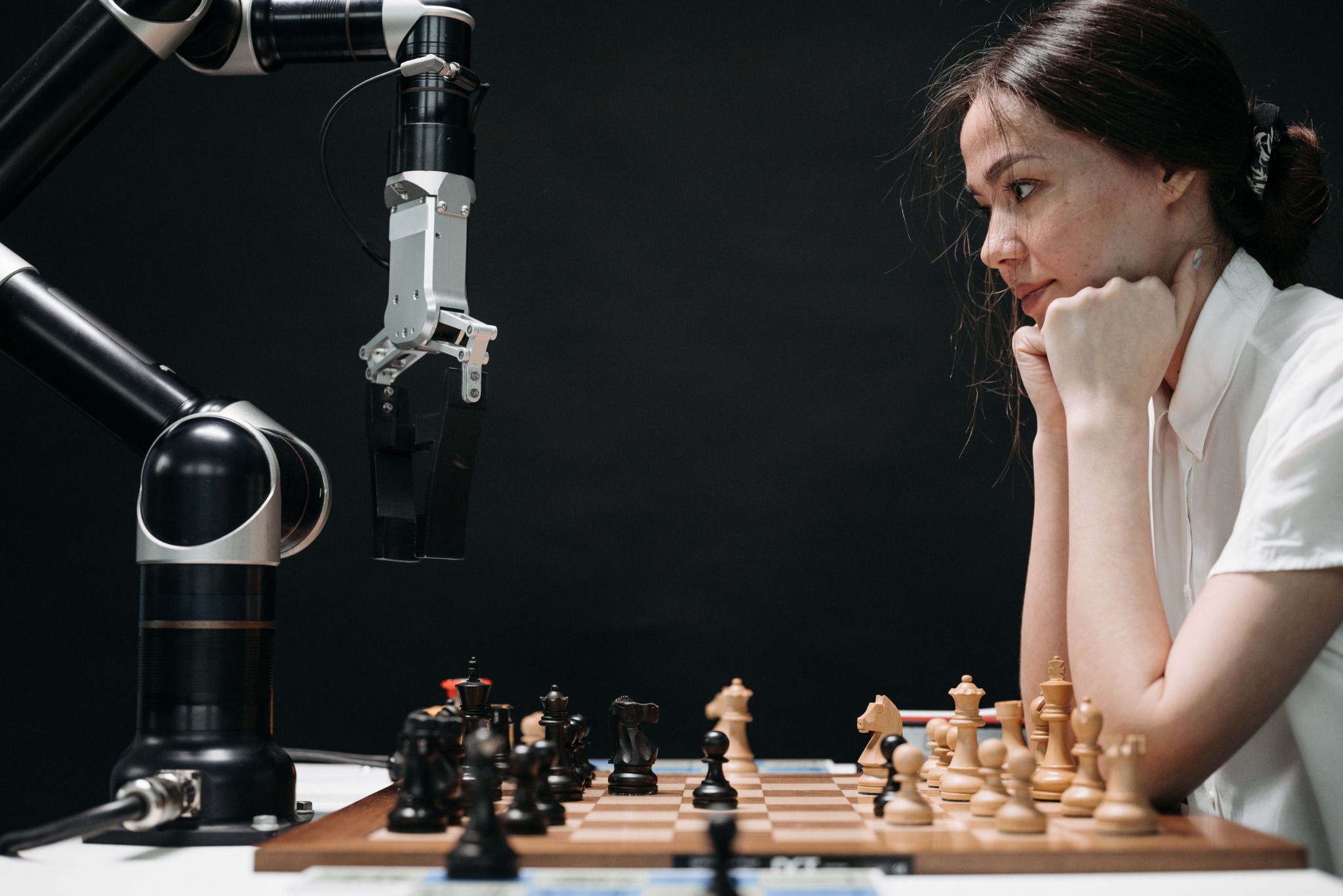 Humain et robot devant un jeu d’échecs